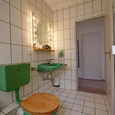 In Mit Grossem Garten Und 2 Badezimmer