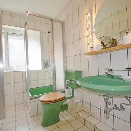 Ferienhaus In Mit Grossem Garten Und 2 Badezimmer